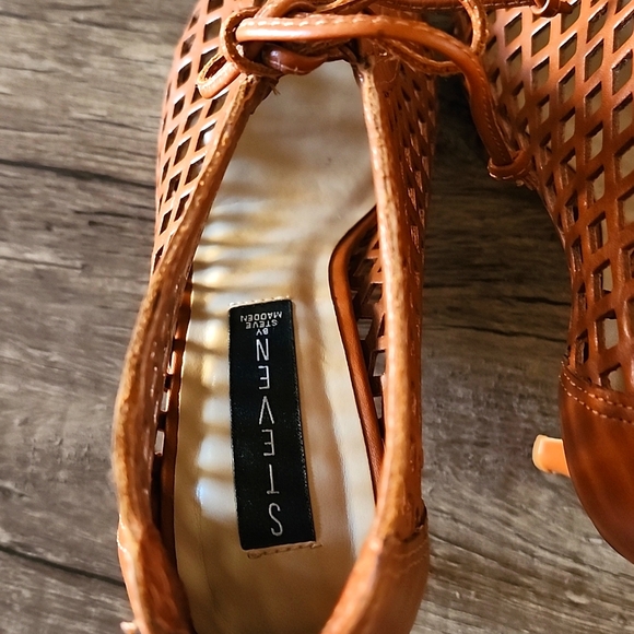 Caged Lace-Up Shooties - Picture 4 of 8